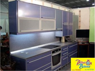 Кухня з фасадом зі скла в алюмінієвій рамці
